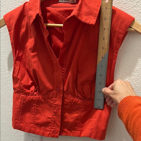 Red Sleeveless Button-Up Top cropped vest - Picture 13 of 13